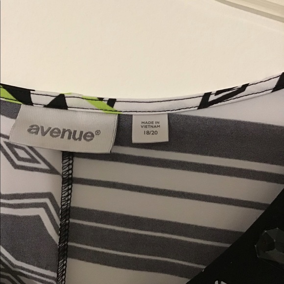Avenue Top size 18/20 with defect - Picture 2 of 4